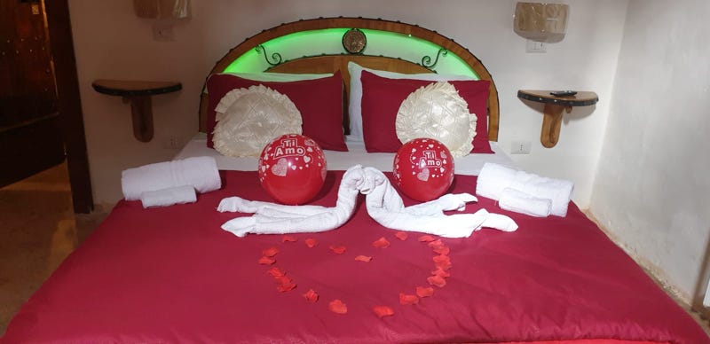 Vista letto matrimoniale della camera Queen, ricavato esclusivamente da alcune botti di legno.